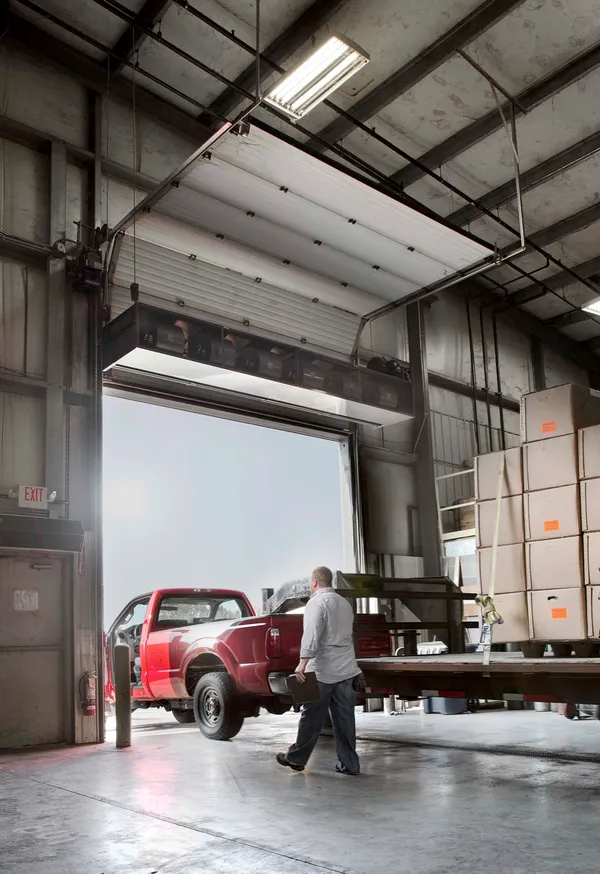Rideau d’air au-dessus d’une porte industrielle